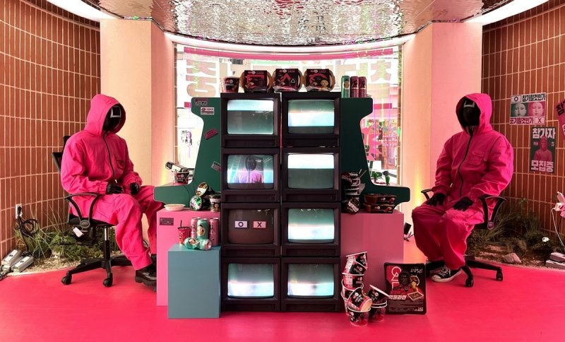 도어투성수 오징어 게임 시즌2 팝업스토어 내 햇반컵반 오징어 게임 스페셜 에디션 포토존(CJ제일제당 제공)