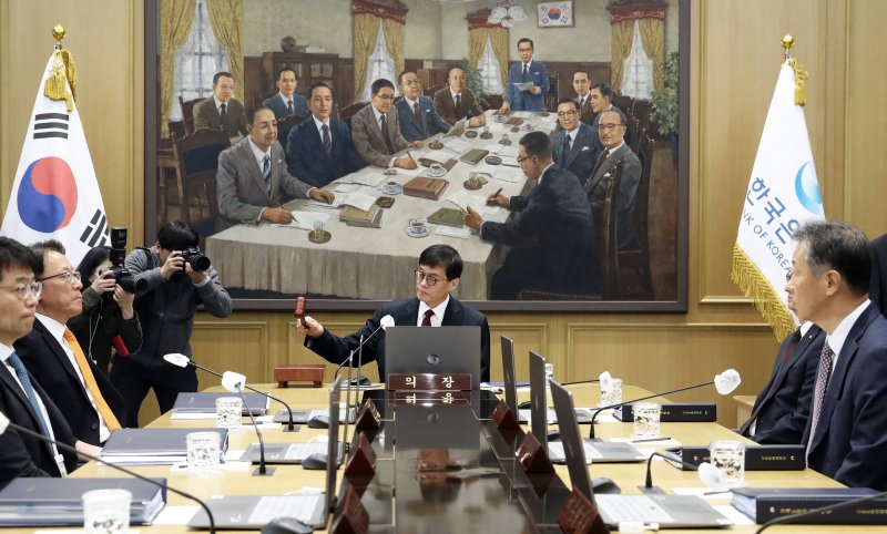[서울=뉴시스] 사진공동취재단 = 이창용 한국은행 총재가 28일 오전 서울 중구 한국은행에서 열린 금융통화위원회에서 의사봉을 두드리고 있다. 2024.11.28. photo@newsis.com