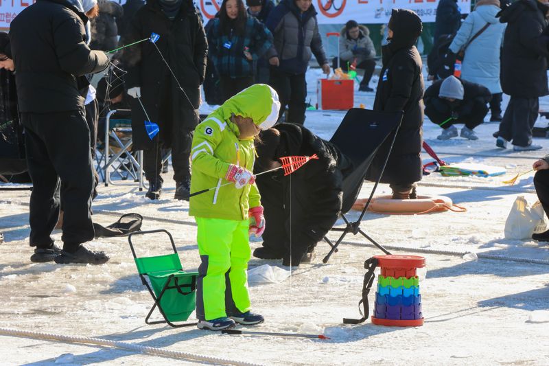 "얼음낚시 재밌어요"...2025화천산천어축제 11일 개막
