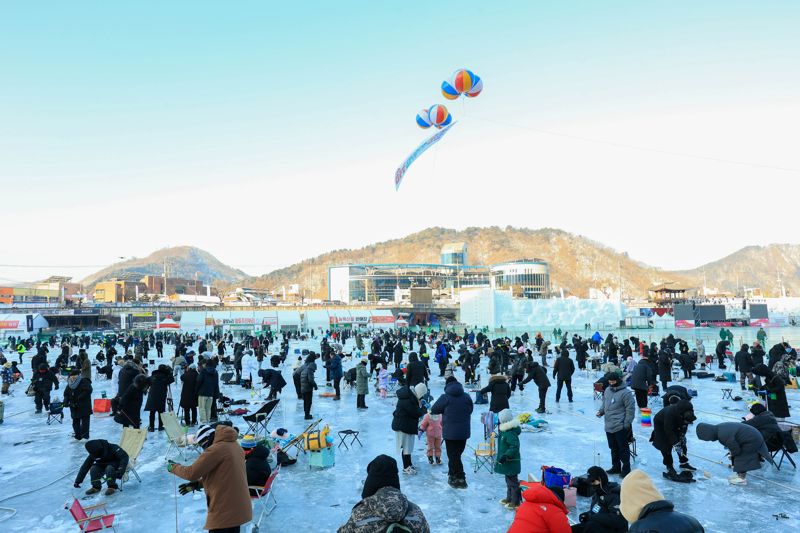 "얼음낚시 재밌어요"...2025화천산천어축제 11일 개막