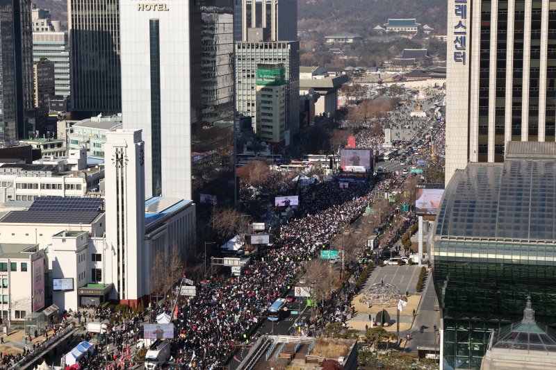 체포영장·野카톡검열 논란 속, 30대 尹 탄핵반대 '51.8%'