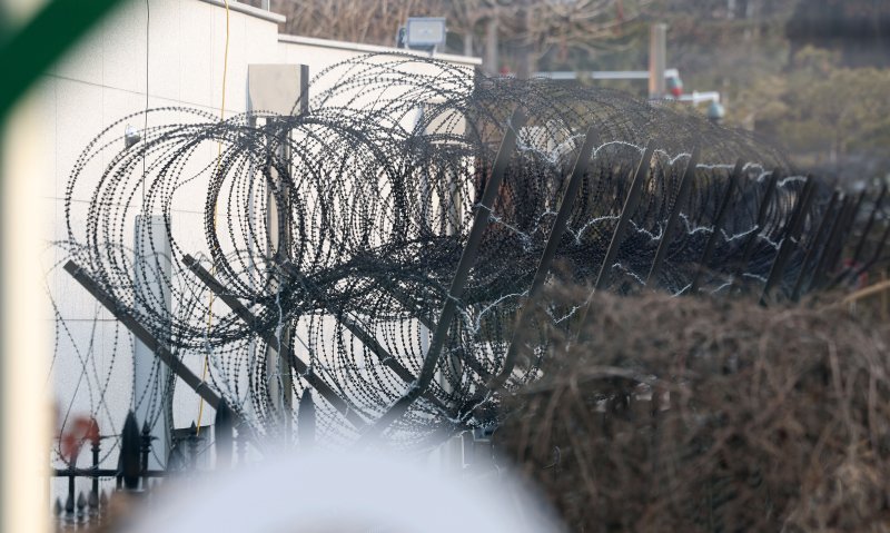 [서울=뉴시스] 홍효식 기자 = 외벽을 둘러싼 철조망도 눈에 띄었다. 사진은 법원이 내란 우두머리(수괴) 혐의를 받는 윤석열 대통령에 대한 체포영장을 재발부하면서 체포영장 기한이 연장된 가운데 지난 8일 서울 용산구 대통령 관저 출입구 인근에 철조망이 설치돼 있는 모습. 2025.01.08. yesphoto@newsis.com