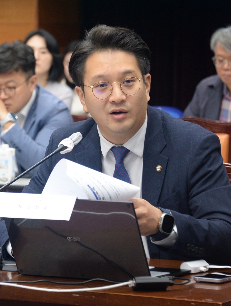 [전주=뉴시스] 김얼 기자 = 전용기 더불어민주당 국회의원이 14일 전북 전주시 전북특별자치도청 대회의실에서 열린 '2024년 국회 국토교통위 국정감사'에 참석해 발언하고 있다. 2024.10.14. pmkeul@newsis.com