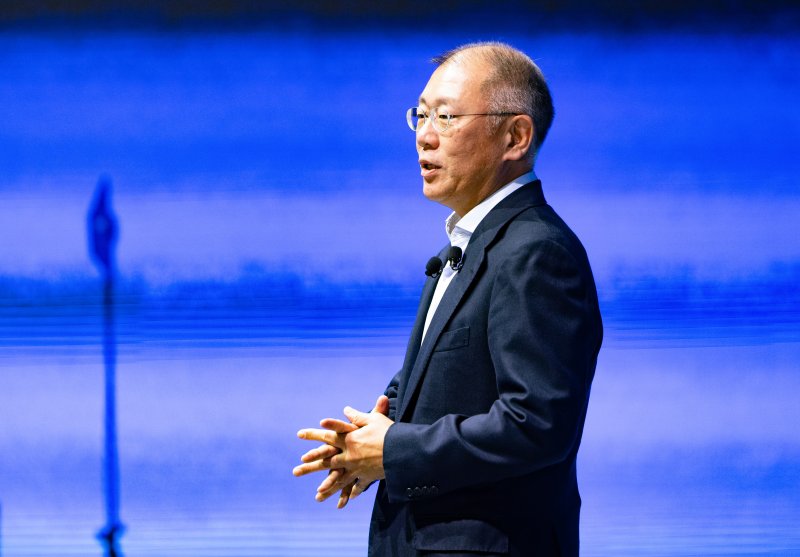 [고양=뉴시스] 황준선 기자 = 정의선 현대자동차그룹 회장이 지난 6일 경기 고양시 현대 모터스튜디오 고양에서 열린 2025 현대자동차그룹 신년회에서 신년사를 하고 있다. 2025.01.12 hwang@newsis.com