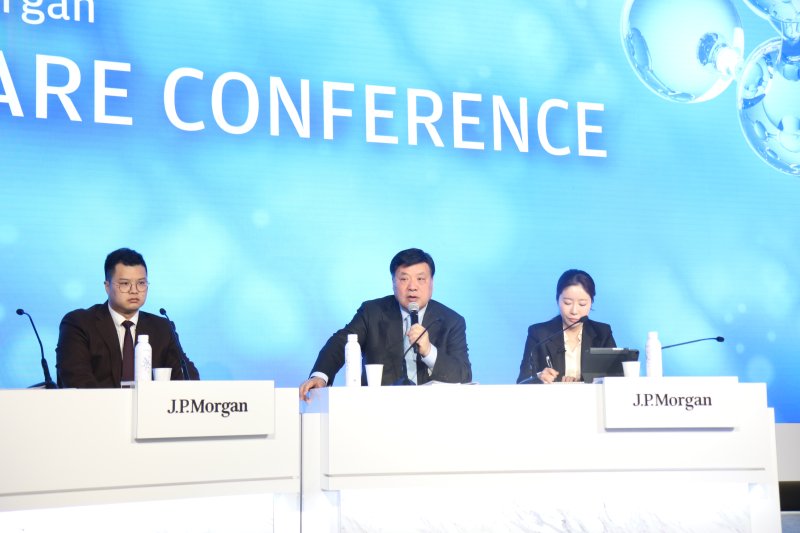 [샌프란시스코=뉴시스] 셀트리온그룹 서정진 회장(가운데)의 작년 1월 '2024 JP모건 헬스케어 콘퍼런스' 참가 모습. (사진=뉴시스 DB) photo@newsis.com *재판매 및 DB 금지