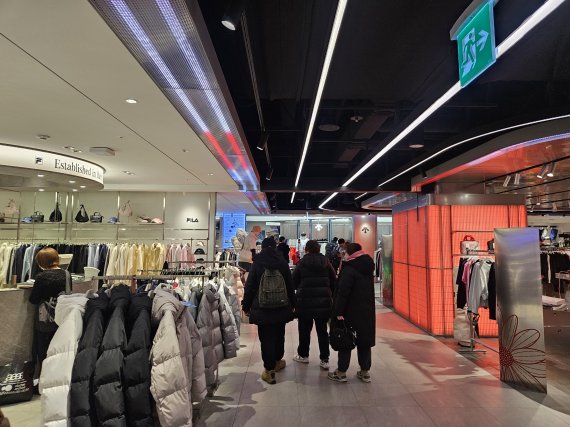 백화점 패딩 매장 북적.."뒤늦은 추위 원망스럽네"..따뜻한 겨울·고물가에 패션업계 희비[르포]