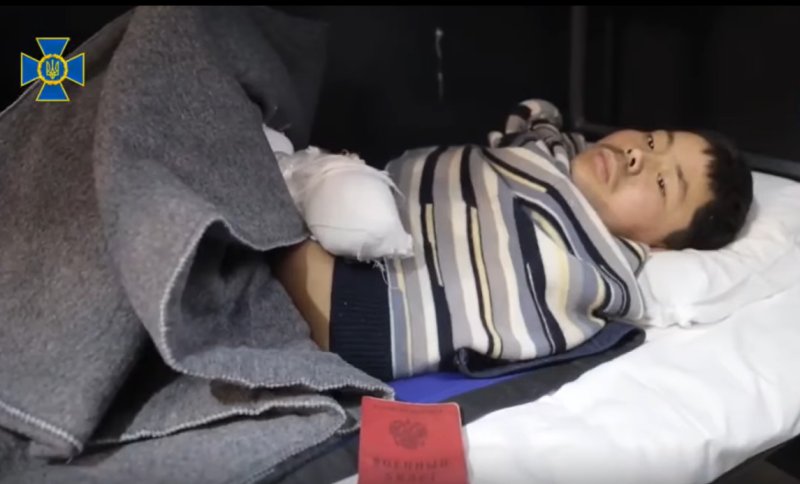 [서울=뉴시스] 우크라이나 보안국(SBU)은 생포된 북한군 2명의 모습을 담은 영상을 11일(현지 시간) SNS를 통해 공개했다. (사진=우크라이나 보안국 페이스북 캡처) 2025.01.12. photo@newsis.com *재판매 및 DB 금지