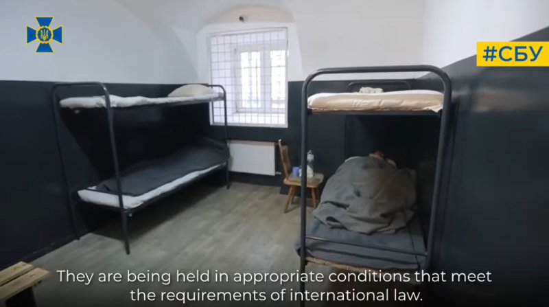 [서울=뉴시스] 우크라이나 보안국(SBU)은 생포된 북한군 2명의 모습을 담은 영상을 11일(현지 시간) SNS를 통해 공개했다. (사진=우크라이나 보안국 페이스북 캡처) 2025.01.12. photo@newsis.com