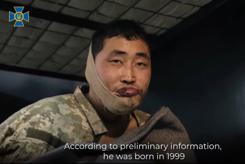 [서울=뉴시스] 우크라이나 보안국(SBU)은 생포된 북한군 2명의 모습을 담은 영상을 11일(현지 시간) SNS를 통해 공개했다. (사진=우크라이나 보안국 페이스북 캡처) 2025.01.12. photo@newsis.com *재판매 및 DB 금지