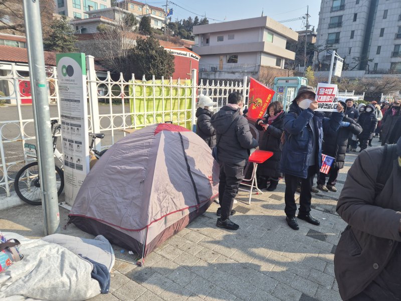 살림살이 늘어난 집회장… 찬성파도 반대파도 장기전 태세