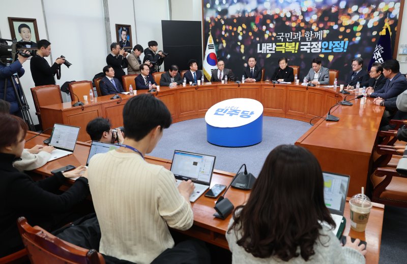 [서울=뉴시스] 권창회 기자 = 정동영 더불어민주당 외환유치 진상조사단 단장이 12일 오전 서울 여의도 국회에서 열린 내란특위 외환유치죄 진상조사단 기자간담회에서 발언하고 있다. 2025.01.12. kch0523@newsis.com