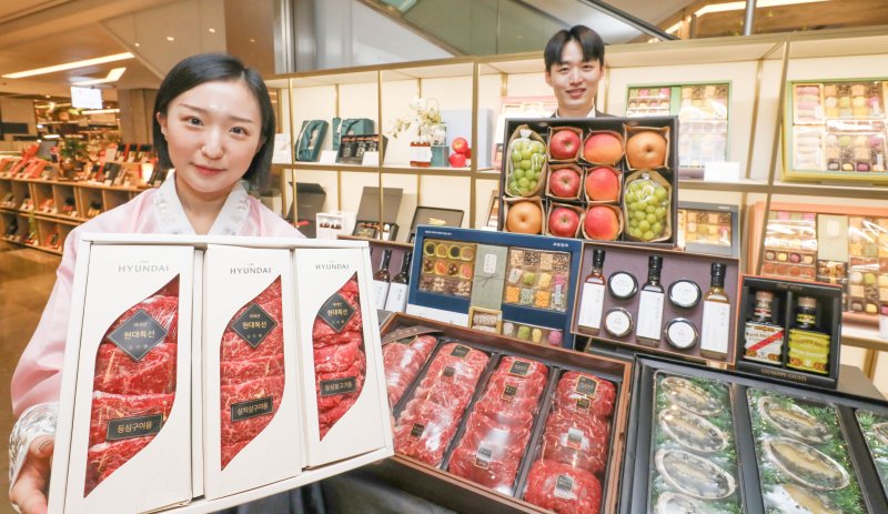 현대백화점 더현대대구 직원들이 설 선물세트 상품을 들어 보이고 있다.(더현대대구 제공)