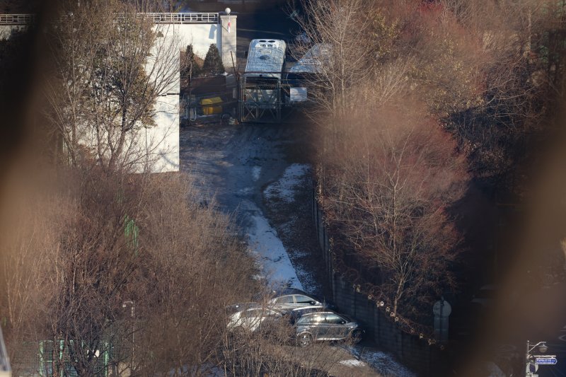 [서울=뉴시스] 황준선 기자 = 11일 오후 서울 용산구 윤석열 대통령 관저 진입로에 승용차량들로 차벽이 설치돼 있다. 2025.01.11. hwang@newsis.com