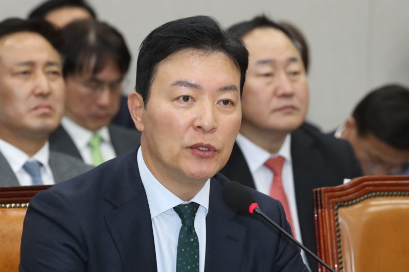 김성훈 대통령경호처 차장이 2024년 11월 19일 오후 서울 여의도 국회에서 열린 운영위원회 전체회의에 출석해 의원 질의에 답변하고 있다. 2024.11.19/뉴스1 ⓒ News1 이광호 기자