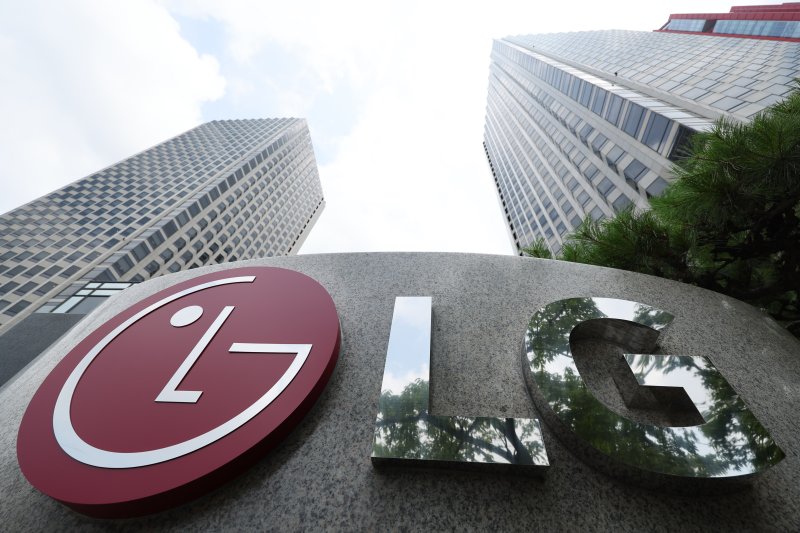 "수능 수학 94.5점" LG, 오픈AI·딥시크와 경쟁할 '한국형 첫 추론 AI' 공개