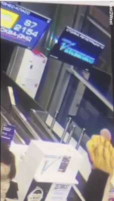 [영상] 탑승구인 줄…수하물 컨베이어 벨트로 들어간 할머니