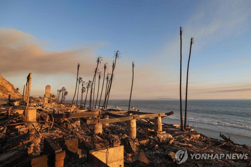 590억짜리 저택, 잿더미 됐다..LA산불에 '억만장자 해변' 저택들 불타