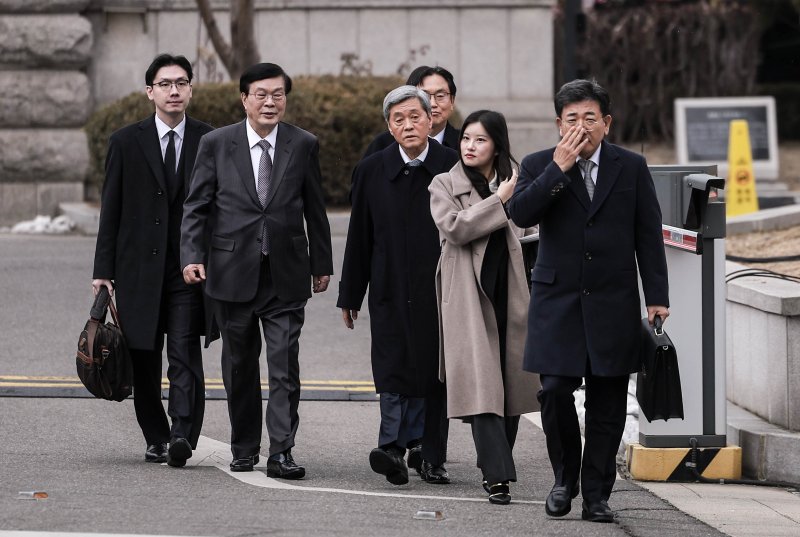 [서울=뉴시스] 정병혁 기자 = 13일 서울 종로구 헌법재판소에서 열린 한덕수 국무총리 탄핵심판 첫 변론준비기일에서 한덕수 국무총리 측 변호인단이 재판에 출석하고 있다. 2025.01.13. jhope@newsis.com