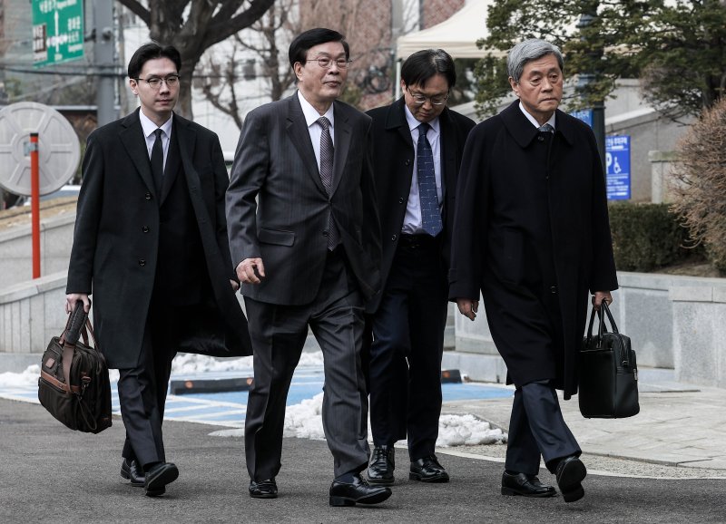 [서울=뉴시스] 정병혁 기자 = 13일 서울 종로구 헌법재판소에서 열린 한덕수 국무총리 탄핵심판 첫 변론준비기일에서 한덕수 국무총리 측 변호인단이 재판에 출석하고 있다. 2025.01.13. jhope@newsis.com