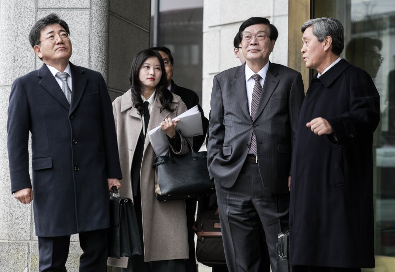 [서울=뉴시스] 정병혁 기자 = 13일 서울 종로구 헌법재판소에서 열린 한덕수 국무총리 탄핵심판 첫 변론준비기일에서 한덕수 국무총리 측 변호인단이 재판에 출석하고 있다. 2025.01.13. jhope@newsis.com