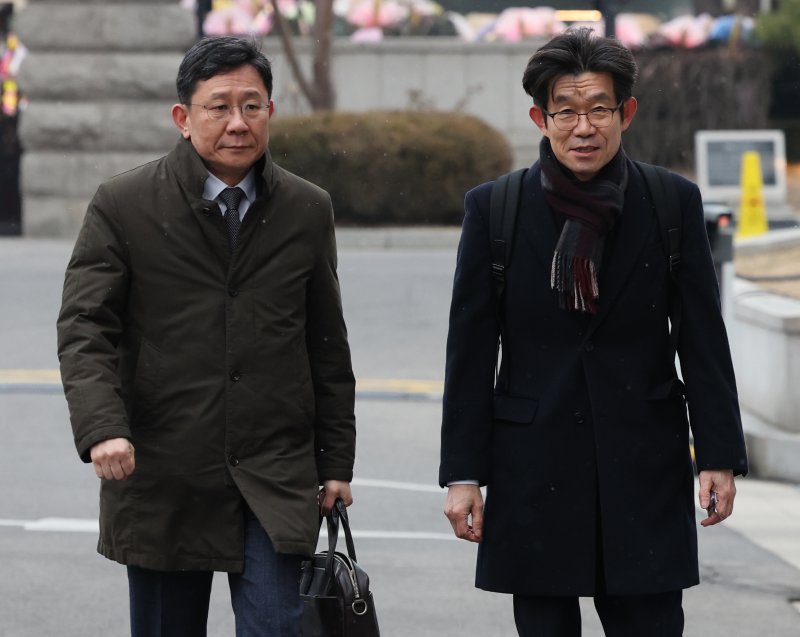 [서울=뉴시스] 정병혁 기자 = 13일 서울 종로구 헌법재판소에서 열린 한덕수 국무총리 탄핵심판 첫 변론준비기일에서 국회 측 변호인단이 재판에 출석하고 있다. (공동취재) 2025.01.13. photo@newsis.com