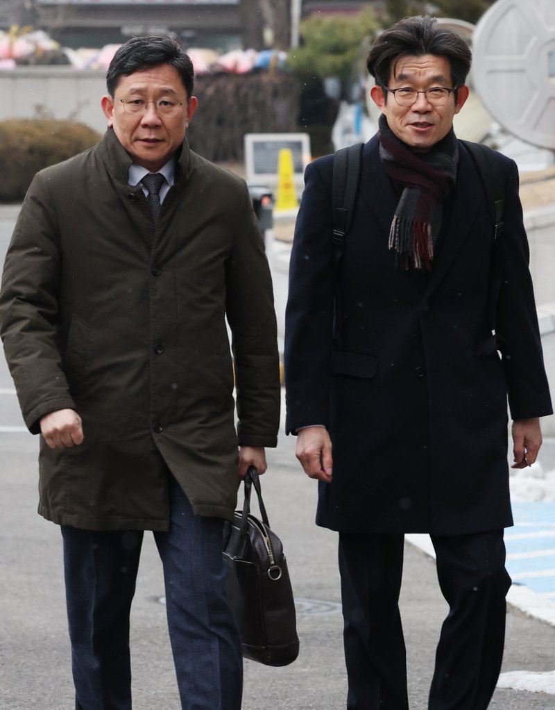 [서울=뉴시스] 정병혁 기자 = 13일 서울 종로구 헌법재판소에서 열린 한덕수 국무총리 탄핵심판 첫 변론준비기일에서 국회 측 변호인단이 재판에 출석하고 있다. (공동취재) 2025.01.13. photo@newsis.com