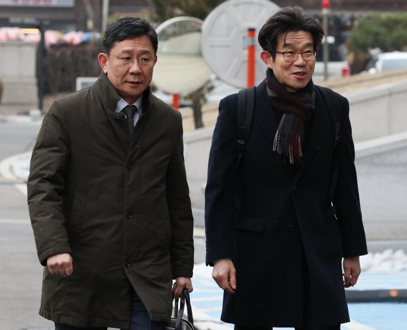 [서울=뉴시스] 정병혁 기자 = 13일 서울 종로구 헌법재판소에서 열린 한덕수 국무총리 탄핵심판 첫 변론준비기일에서 국회 측 변호인단이 재판에 출석하고 있다. (공동취재) 2025.01.13. photo@newsis.com