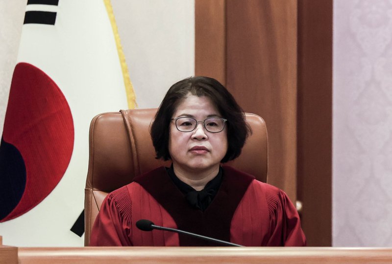 [서울=뉴시스] 정병혁 기자 = 김복형 헌법재판관이 13일 서울 종로구 헌법재판소에서 열린 한덕수 국무총리 탄핵심판 첫 변론준비기일에 참석해 자리에 앉아 있다. 2025.01.13. jhope@newsis.com