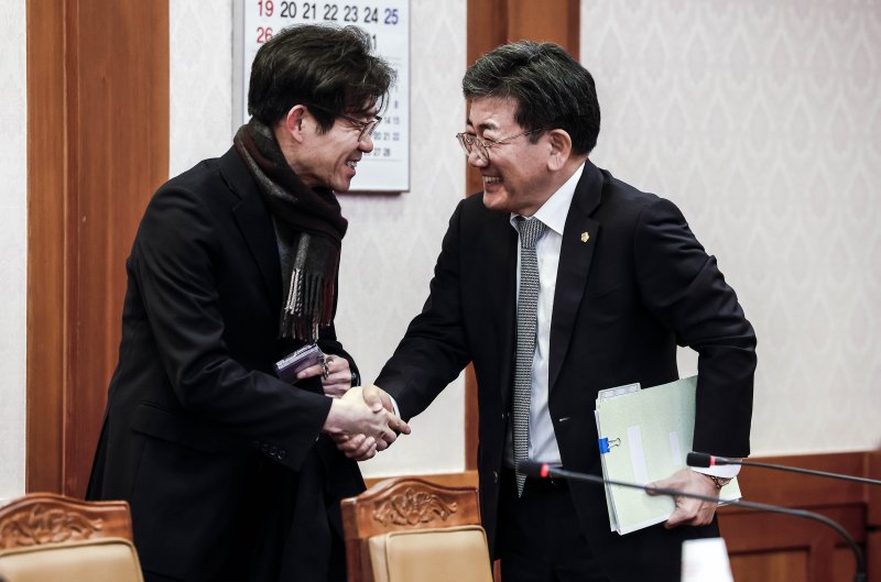 [서울=뉴시스] 정병혁 기자 = 13일 서울 종로구 헌법재판소에서 열린 한덕수 국무총리 탄핵심판 첫 변론준비기일에서 한덕수 국무총리 측 변호인단(오른쪽)과 국회 측 변호인단이 인사를 나누고 있다. 2025.01.13. jhope@newsis.com