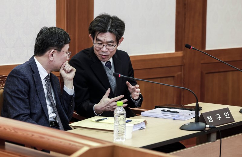 [서울=뉴시스] 정병혁 기자 = 13일 서울 종로구 헌법재판소에서 열린 한덕수 국무총리 탄핵심판 첫 변론준비기일에서 국회 측 변호인단이 자리에 앉아 있다. 2025.01.13. jhope@newsis.com