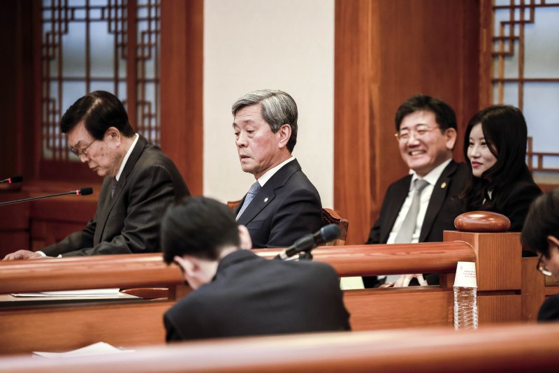 [서울=뉴시스] 정병혁 기자 = 13일 서울 종로구 헌법재판소에서 열린 한덕수 국무총리 탄핵심판 첫 변론준비기일에서 한덕수 국무총리 측 변호인단이 자리에 앉아 있다. 2025.01.13. jhope@newsis.com