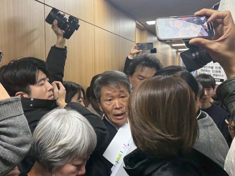 [서울=뉴시스] 이수정 기자=김용원 국가인권위원회 상임위원이 13일 오후 2025년 제1차 전원위원회 개최가 예정된 전원위원회실 앞에서 직원들과 대치하고 있다. 2025.01.13. crystal@newsis.com