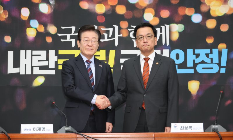 최상목 대통령 권한대행 경제부총리 겸 기획재정부 장관은 13일 국회에서 여야 대표를 만나 여야 협의로 특검법안을 마련해달라고 거듭 요청했다. 하지만 더불어민주당 등 거야는 이날 국회 법제사법위원회에서 제3자가 특검 후보를 추천할 수 있고, 윤석열 대통령의 '외환 혐의'가 추가된 '내란특검법'을 여당의 퇴장 속에 강행 처리했다. 최 권한대행이 권영세 국민의힘 비상대책위원장과 이재명 민주당 대표를 각각 만나 면담에 앞서 기념촬영을 하고 있다. 사진=박범준 서동일 기자