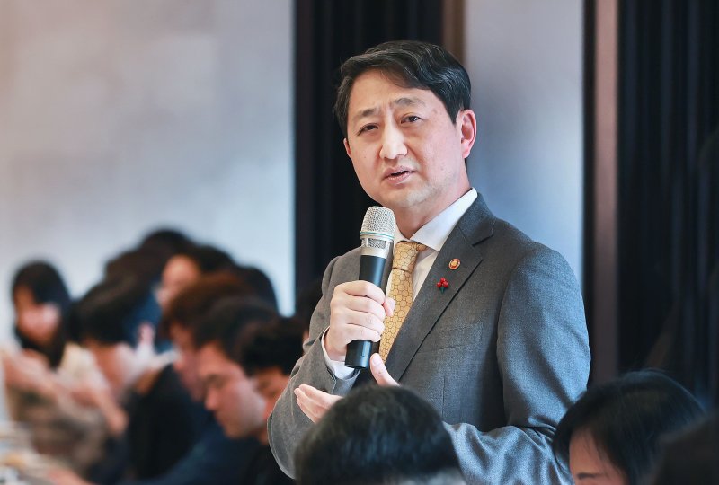 [세종=뉴시스] 안덕근 산업통상자원부 장관이 13일 정부세종청사 인근에서 기자간담회를 개최했다. (사진=산업부 제공) 2025.01.13. photo@newsis.com *재판매 및 DB 금지
