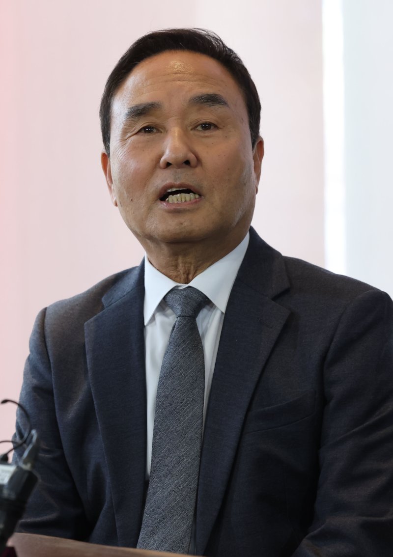 [서울=뉴시스] 홍효식 기자 = 대한체육회장 선거 출마를 선언한 강신욱 단국대 명예교수가 17일 서울 마포구 나루 호텔에서 열린 후보 단일화를 위한 4자 회동에서 발언하고 있다. 2024.12.17. yesphoto@newsis.com