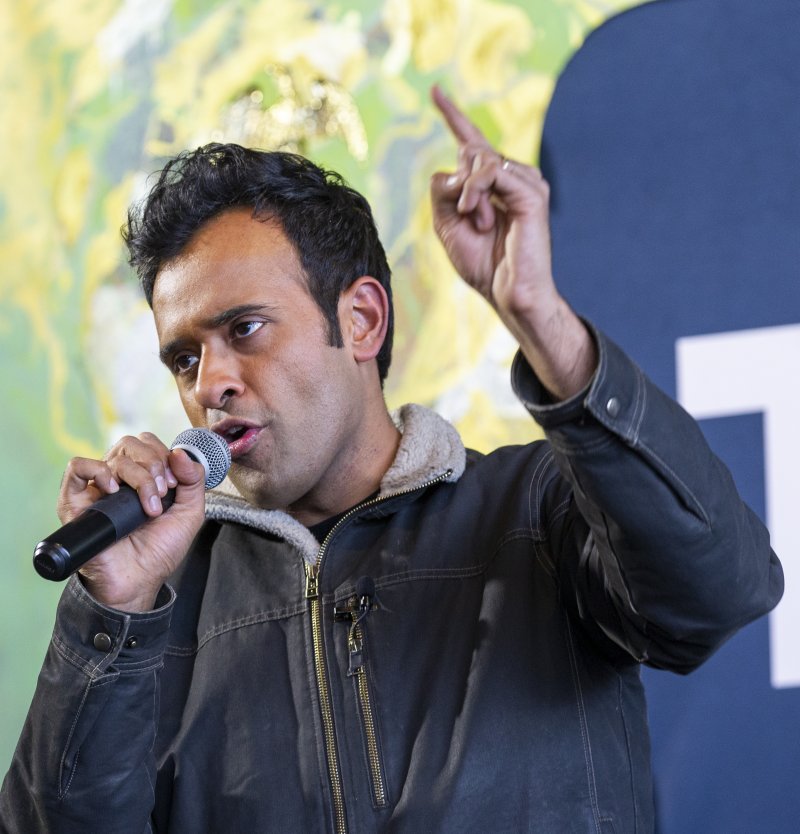 [시더래피즈=AP/뉴시스] 미국 공화당 대통령 선거 경선 후보 비벡 라마스와미가 15일(현지시간) 아이오와주 시더대피즈에서 열린 유세장에서 군중에게 연설하고 있다. 2024.01.16.