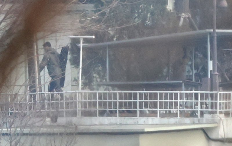 윤석열 대통령 체포영장 집행 초읽기에 들어간 13일 서울 용산구 한남동 대통령 관저에서 화기가 든 것으로 추정되는 배낭을 멘 대통령경호처 요원이 오가고 있다. 2025.1.13/뉴스1 ⓒ News1 임세영 기자