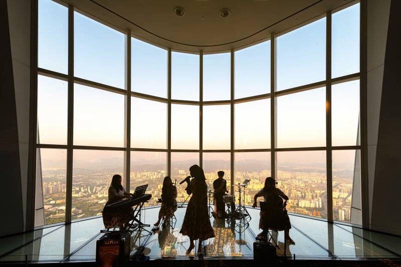 서울스카이 국악 버스킹 공연. 롯데월드 제공