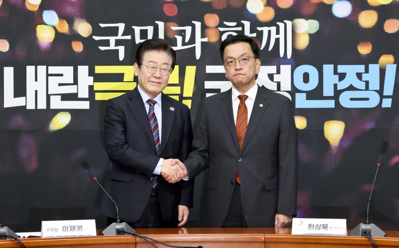 이재명 더불어민주당 대표가 13일 서울 여의도 국회에서 최상목 대통령 권한대행 부총리 겸 기획재정부 장관을 접견하며 악수하고 있다. 2025.1.13/뉴스1 ⓒ News1 국회사진취재단