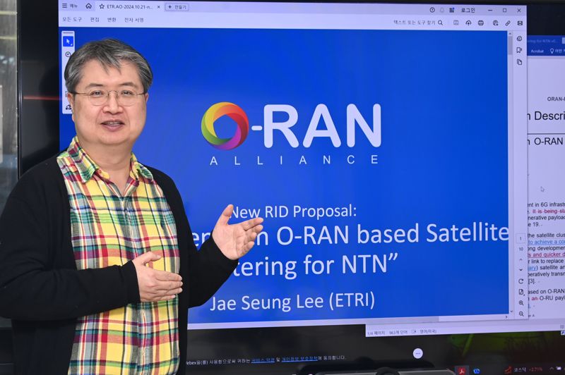 ETRI 이재승 전문위원이 오픈랜 기반 NTN기술 국제표준에 대해 설명하고 있다. ETRI 제공