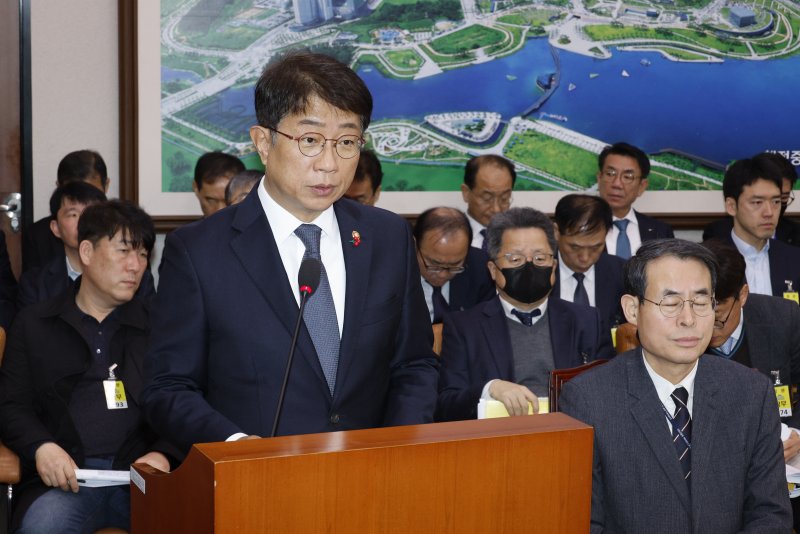 박상우 국토부 장관 "안전 우려 시설 조속 개선"... EMAS 도입도 검토