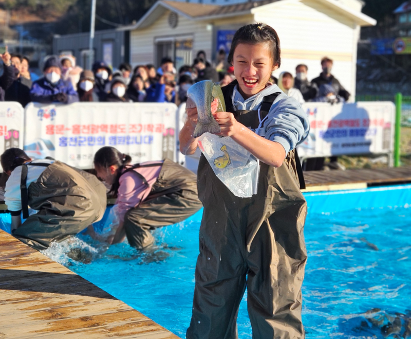 "맛있는 송어 드시러 오세요"..홍천강 꽁꽁축제 18일 개막