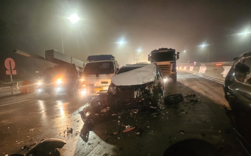 14일 오전 5시 50분께 경기 고양시 성사동 서울문산고속도로에서 발생한 추돌사고.(고양소방서 제공)/뉴스1