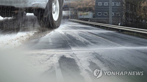'적당히 추울 때' 발생하는 블랙아이스…내일 출근길도 '위험'(종합) (출처=연합뉴스)