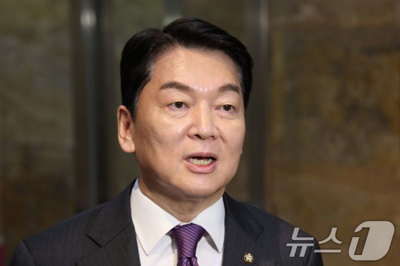 안철수 "산책하는 尹, 소총 든 경호관 노출... 일종의 경고"