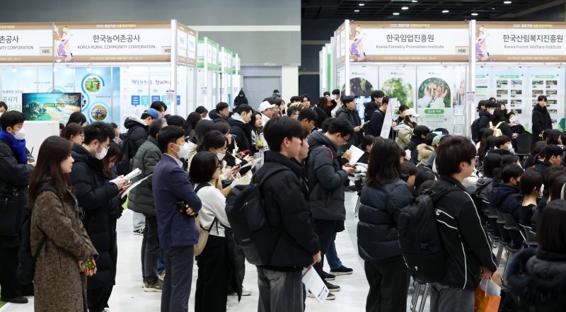 [서울=뉴시스] 전신 기자 = 14일 서울 서초구 aT센터에서 열린 2025 공공기관 채용정보박람회에서 구직자 등 참가자들이 유형별 공개모의면접을 바라보고 있다. 2025.01.14. photo1006@newsis.com