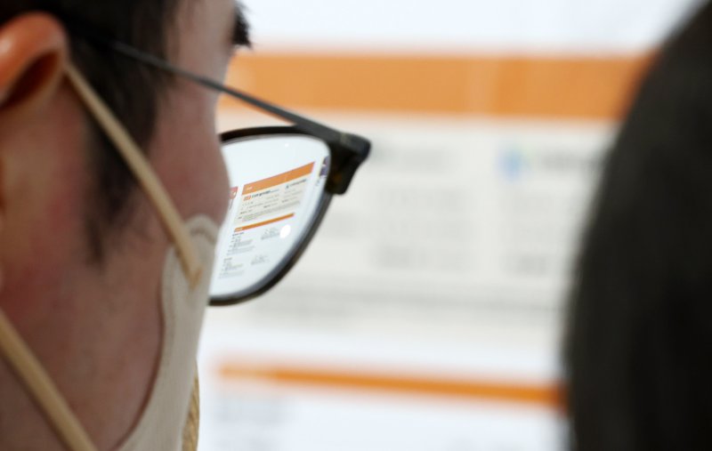 지난 1월 14일 서울 서초구 aT센터에서 열린 2025 공공기관 채용정보박람회에서 구직자 등 참가자들이 채용정보 게시대를 살펴보고 있다. 뉴시