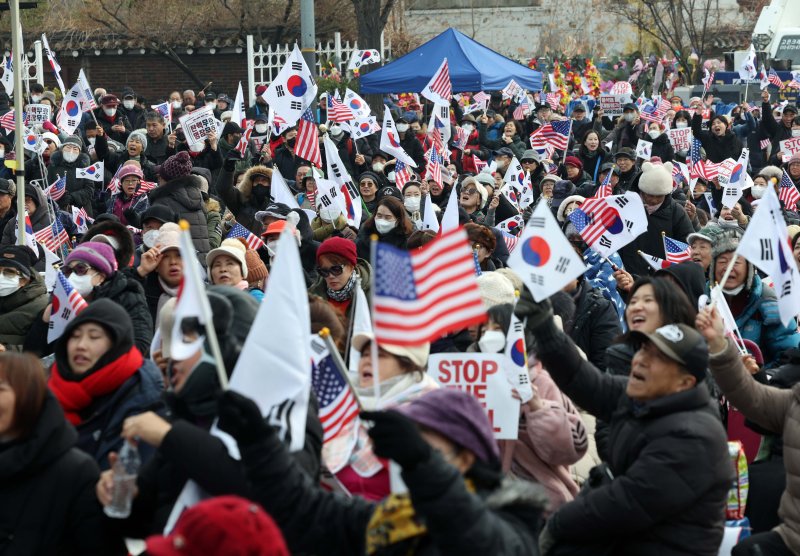 [서울=뉴시스] 고범준 기자 = 14일 서울 용산구 대통령 관저 인근에서 신자유연대 등 참가자들이 대통령 수호 집회를 하고 있다. 2025.01.14. bjko@newsis.com