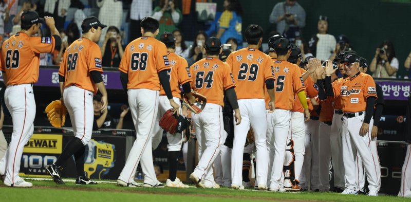 [대전=뉴시스] 고범준 기자 = 27일 오후 대전 중구 한화생명이글스파크에서 열린 2024 KBO리그 KIA 타이거즈와 한화 이글스의 경기, 8-0으로 승리를 거둔 김경문 한화 감독이 선수들과 하이파이브 하고 있다. 2024.09.27. bjko@newsis.com