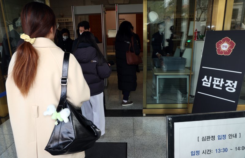 윤석열 대통령의 탄핵심판 첫 변론기일인 14일 방청객들이 서울 종로구 헌법재판소에서 열린 변론에 입장하고 있다. 2025.1.14/뉴스1 ⓒ News1 김명섭 기자